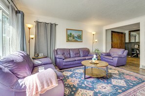 Living Room | 1st Floor | Smart TV | Books/Board Games