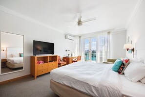 Modern amenities meet breathtaking scenery! This studio offers a dedicated workspace with an incredible view, making it ideal for both leisure and business travelers.