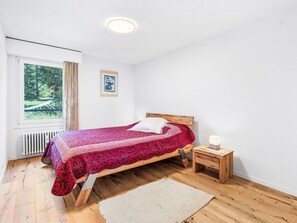 Möbel, Bett, Interior Design, Schlafzimmer, Flooring, Fussboden, Bettdecke, Holz, Bedding, Holzboden
