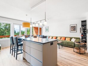 Möbel, Interior Design, Flooring, Fussboden, Stuhl, Holz, Decke, KĂŒche, Tabelle, Light Fixture
