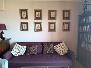 Möbel, Interior Design, Wand, Couch, Kissen, Zimmer, Wohnzimmer, Flooring, Textil, Fussboden