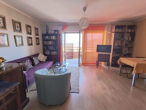 Möbel, Flooring, Fussboden, Interior Design, Holz, Zimmer, Decke, Wohnzimmer, Beleuchtung, Wohnung