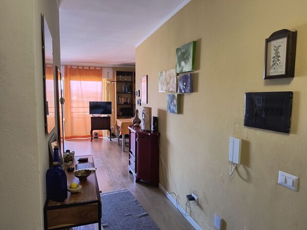 Wand, Flooring, Fussboden, Möbel, Holz, Interior Design, Zimmer, Beleuchtung, Elektronisches Gerät, Wohnzimmer