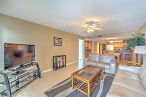 JC Resorts - Vacation Rental - Sand Dollar 110 -Indian Shores - Living Room 2