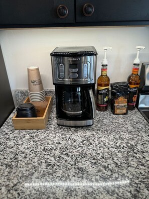 Kaffe og/eller kaffemaskine