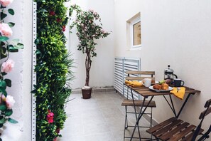 PRIVATE PATIO