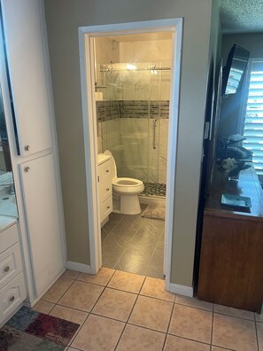 Entrance to bath from hallway through bedroom