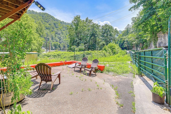 Matewan Vacation Rental | 1BR | 1BA | 700 Sq Ft | 3 Steps to Enter