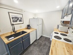 Chic & Cozy Retreat-Updated Condo w/Pool + Views! (5728)