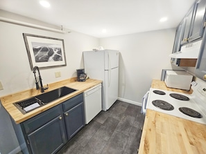 Chic & Cozy Retreat-Updated Condo w/Pool + Views! (5728)