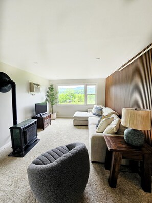 Chic & Cozy Retreat-Updated Condo w/Pool + Views! (5727)