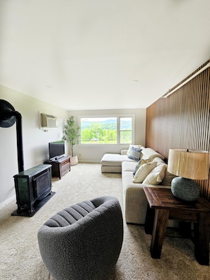 Chic & Cozy Retreat-Updated Condo w/Pool + Views! (5727)