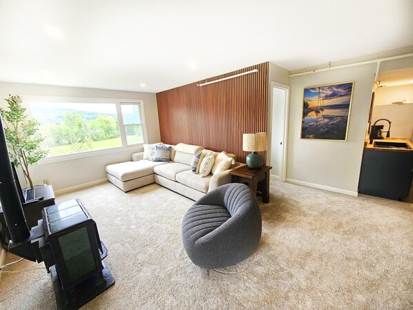 Chic & Cozy Retreat-Updated Condo w/Pool + Views! (5725)