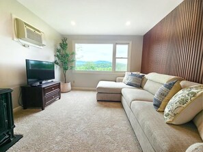 Chic & Cozy Retreat-Updated Condo w/Pool + Views! (5726)