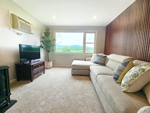 Chic & Cozy Retreat-Updated Condo w/Pool + Views! (5726)