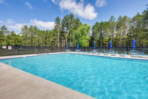 Lake Arrowhead Community Amenities | Community Pool