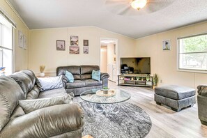 Living Room | Smart TV | Free WiFi | Central Air Conditioning/Heat