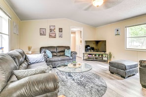 Living Room | Smart TV | Free WiFi | Central Air Conditioning/Heat