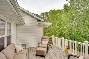 Rear Deck | Gas Grill | 0.5 Mi to Fireman's Park at Elkhart Lake