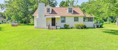 Charlotte Vacation Rental | 4BR | 2BA | 1,700 Sq Ft | 4 Steps to Enter