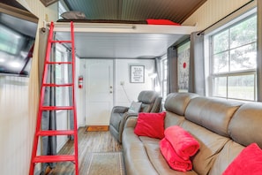 Living Room | Smart TV | Free WiFi | Central Air Conditioning/Heat | Main Level