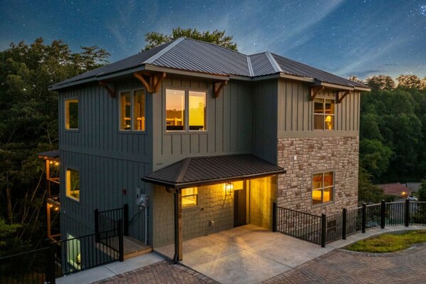 Welcome to Parton Pines - a newly built luxury cabin just minutes from Dollywood!