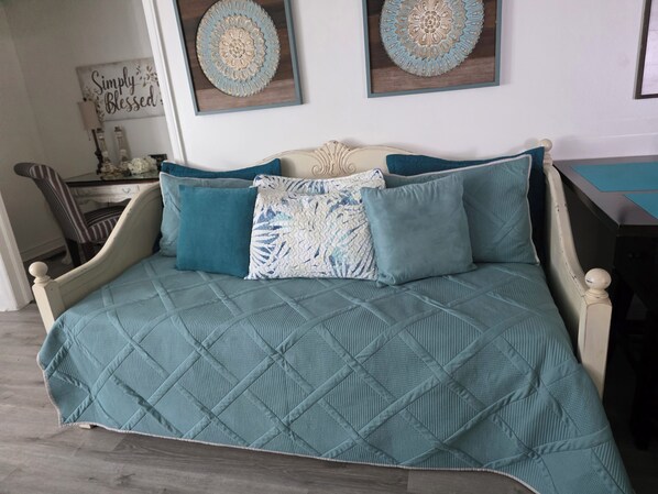 Trundle beds which makes 2 twin beds