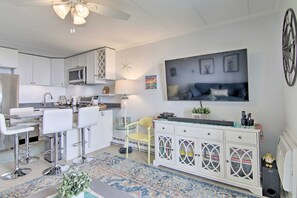 Living Room | Smart TV w/ Complimentary Netflix & Hulu