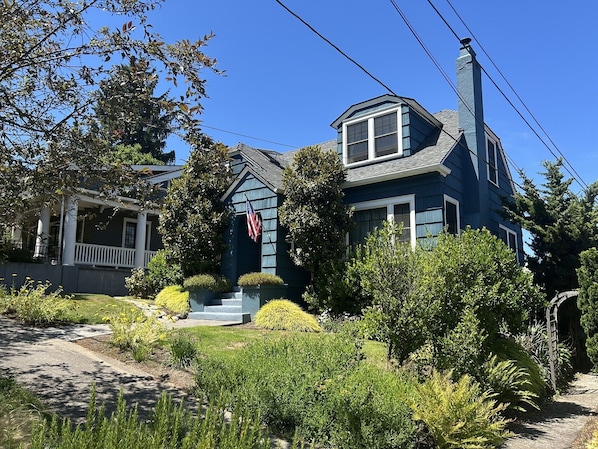 Landscaped front yard (landscaping included)