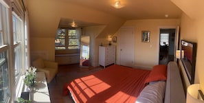 Master bdrm. Amazing morning sunlight & sunrises. Brilliant views of Mt. Hood.