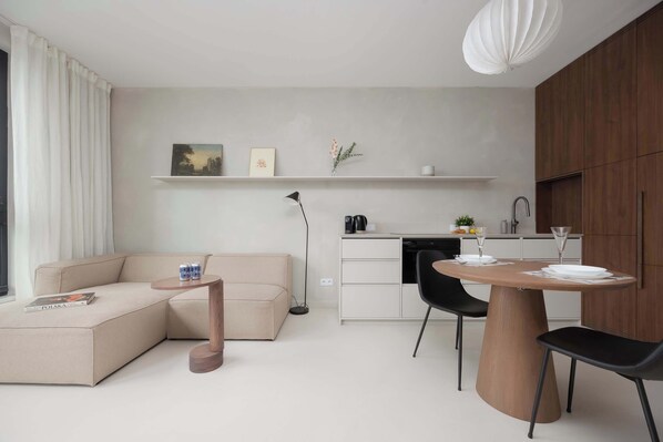 Stylish and cozy studio with corner sofa, Smart TV and kitchenette with dining area.