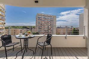 View from the apartment of the surrounding area.