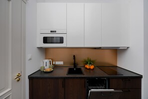 Kitchenette with plenty of kitchen utensils and dishes. 