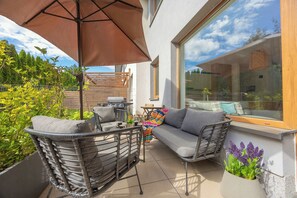 A sunny terrace with comfortable designer garden furniture - the perfect place to relax.