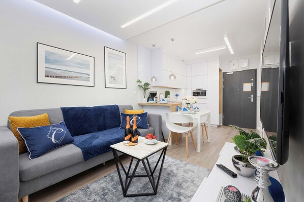 Spacious living room with full equipment. 