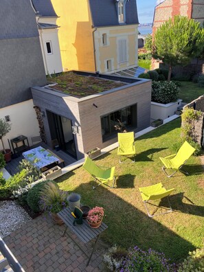 Vue depuis maison invites de la terrasse donnant sur arrière maison principale