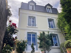 Vue façade maison principale côté rue et fenêtres chambres vue mer