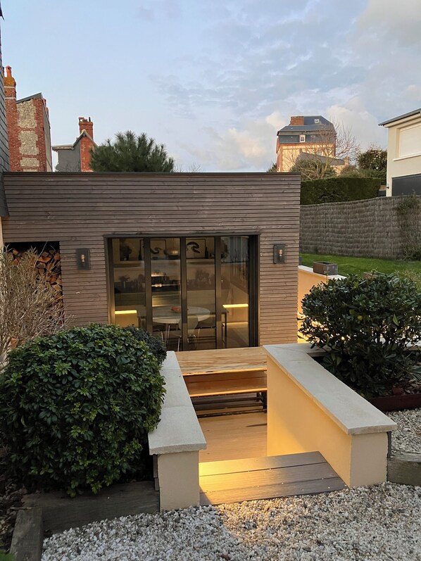 Accès vers la terrasse et cuisine depuis maison d’invités