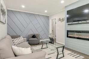 Living Room | Smart TV | Fireplace | Single-Story Apartment