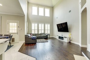 Living Room | Free WiFi | Smart TV | 1st Floor
