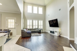 Living Room | Free WiFi | Smart TV | 1st Floor