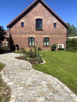 Eingang zur Ferienwohnung von der Straße