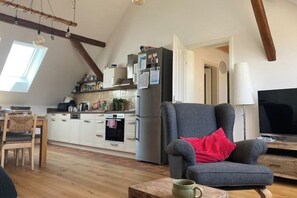 Vollausgestattete Küche im großzügigen Wohn- & Essbereich.