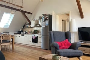 Vollausgestattete Küche im großzügigen Wohn- & Essbereich.