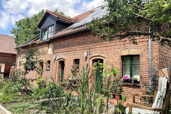 Stallgebäude mit Ferienwohnung vom Hof aus