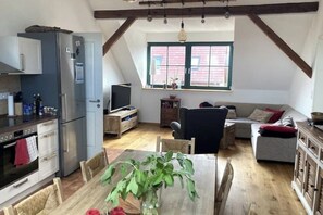 Gemeinsamer Wohn- & Essbereich mit Platz für 10 Personen.