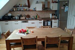 Esstisch und Küche
