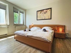 Bett, Interior Design, Schlafzimmer, Flooring, Fussboden, Holz, Möbel, Zimmer, Bettdecke, Decke