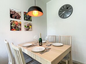 Möbel, Interior Design, Wand, Holz, Esszimmer, Küche & Esszimmer Tisch, Tabelle, Decke, Flooring, Light Fixture