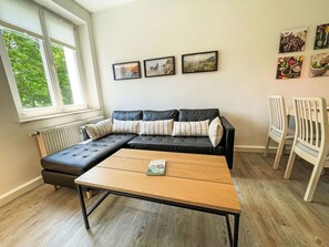 Möbel, Interior Design, Flooring, Fussboden, Holzboden, Couch, Holz, Zimmer, Wohnzimmer, Laminatboden